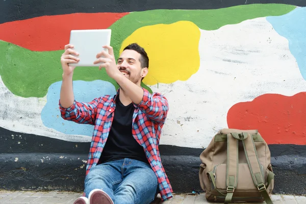 Fiatal latin ember vesz selfie tabletta. — Stock Fotó