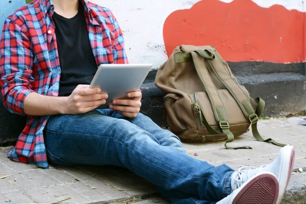 Latin young man using tablet. — Stock Photo, Image