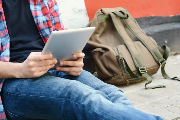 Latin genç adam tablet kullanma.