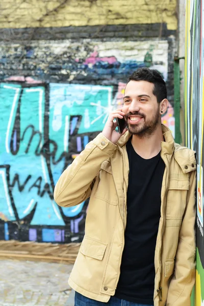 Латиноамериканец говорит по телефону . — стоковое фото