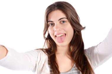 Genç bir kadın selfie çekiyor.