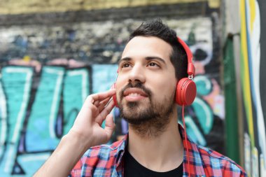 Kulaklıklı genç adam..