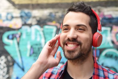 Kulaklıklı genç adam..