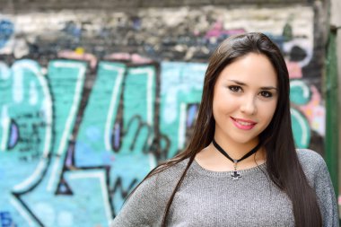 Graffiti duvar karşı genç kadın.