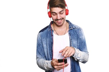Genç adamın telefonunu kullanarak Portraitt.