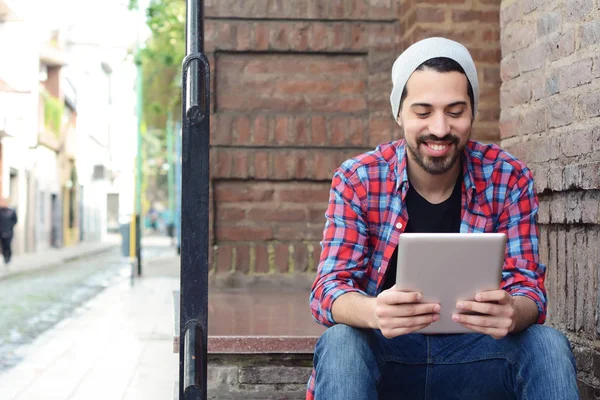 Man using a tablet. — Stock Photo, Image