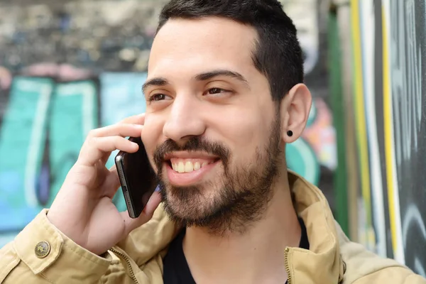 Młody człowiek Łacińskiej rozmawia przez telefon. — Zdjęcie stockowe
