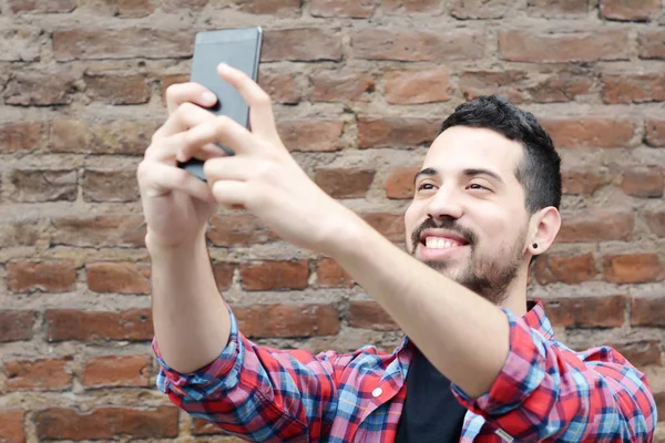 Šťastný mladý muž s ohledem selfie. — Stock fotografie