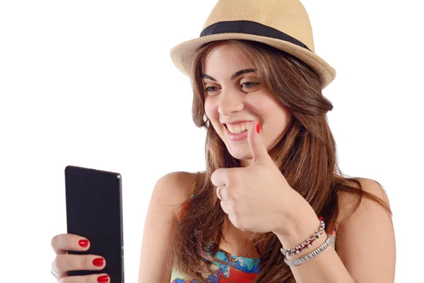Молодая женщина делает селфи со смартфоном — стоковое фото