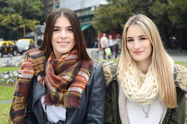 İki genç kız arkadaşım birlikte bir seyahate.