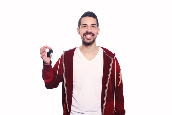 Retrato de jovem latino segurando chaves do carro . — Fotografia de Stock