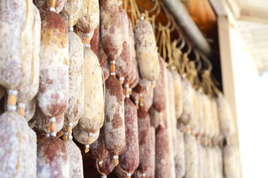 Salam sosis sokak pazarında asılı.