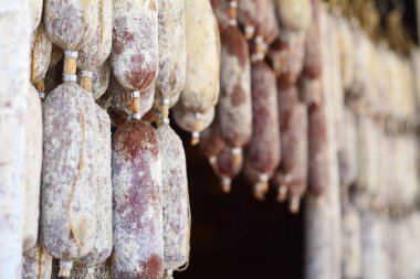 Salam sosis sokak pazarında asılı.