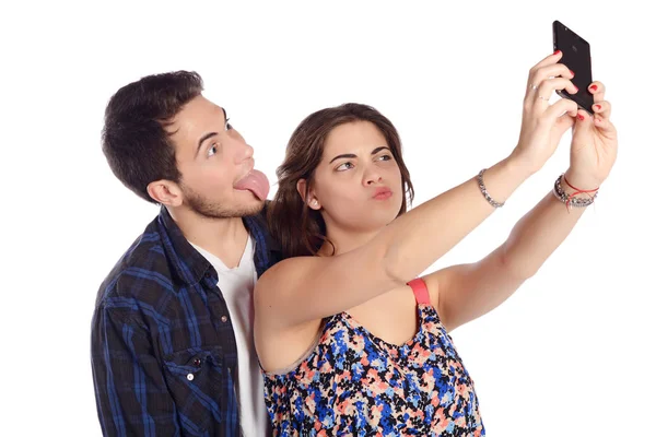 Νεαρό ζευγάρι που παίρνει selfie με smartphone. — Φωτογραφία Αρχείου