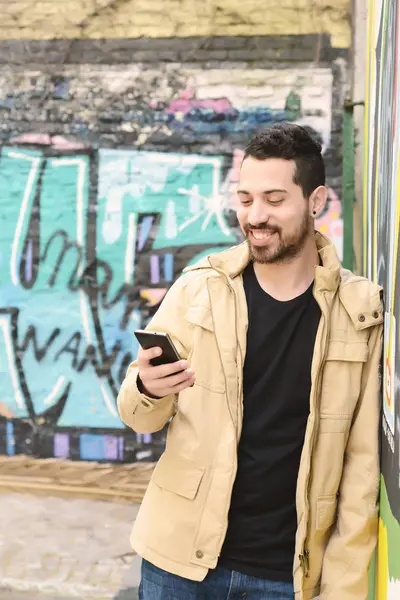 Mladý muž používající chytrý telefon. — Stock fotografie