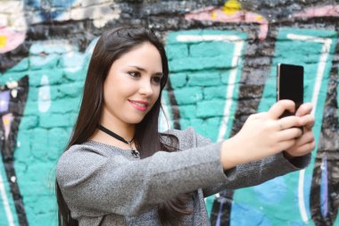 genç güzel kadın alarak selfie.