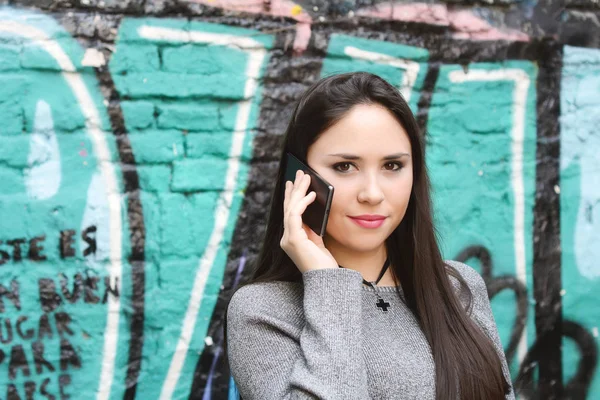 Jovem mulher falando em seu telefone celular. — Fotografia de Stock