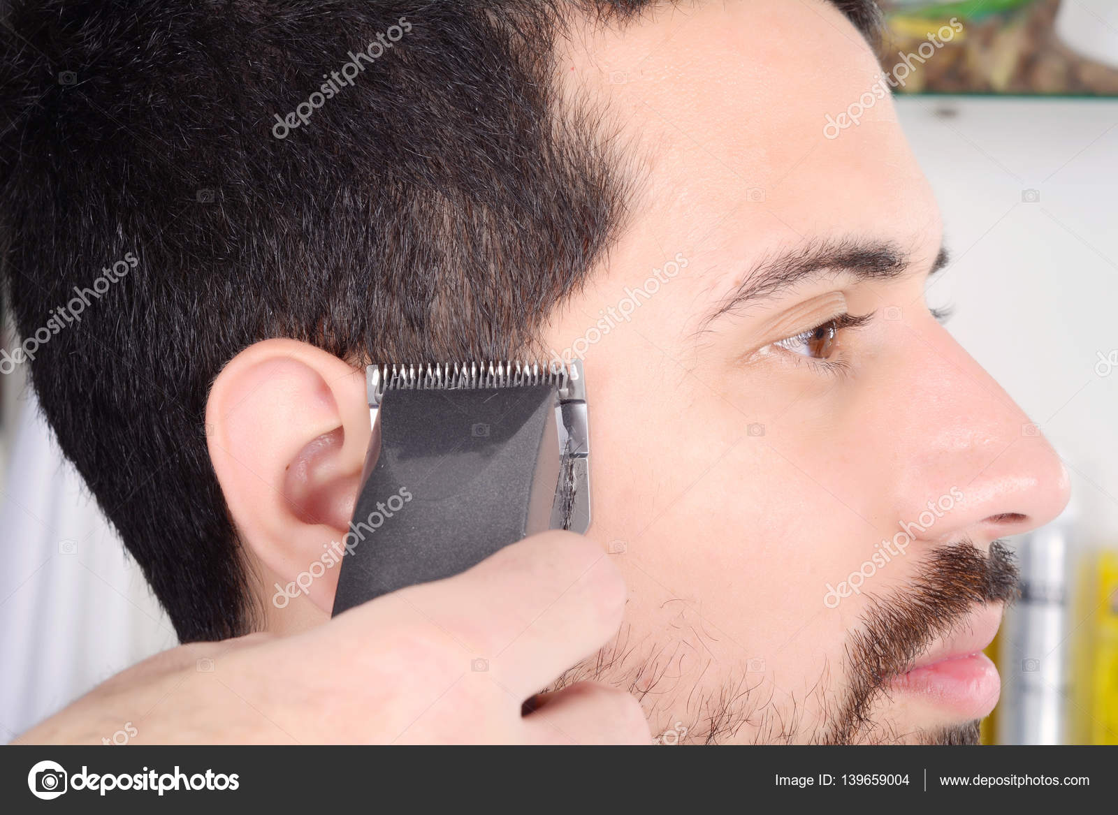 Man Having A Haircut With Hair Clippers Stockfoto