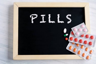 Kara tahta hapları ile.