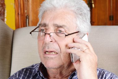 Yaşlı adam telefonda konuşurken.