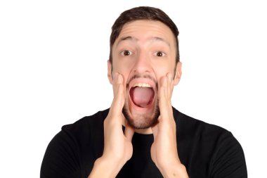 genç adam bağırıyor.