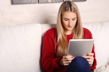 Onun tablet kullanan genç kadın portresi.