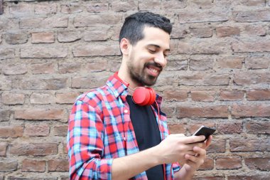 Genç adam akıllı telefon kullanıyor..