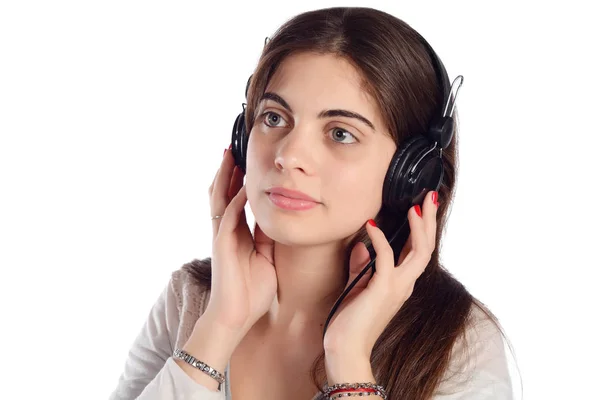 Mujer joven escuchando música —  Fotos de Stock