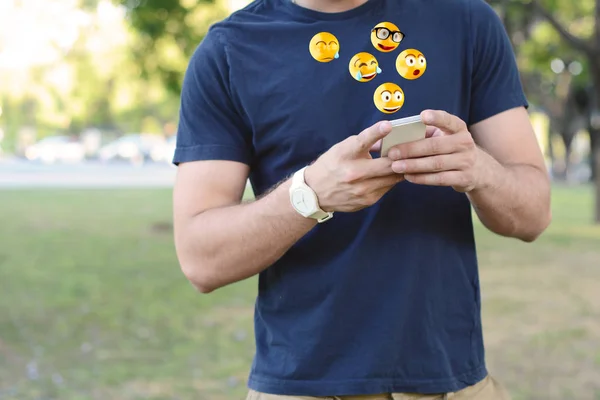Homem enviando emoji emoticon . — Fotografia de Stock