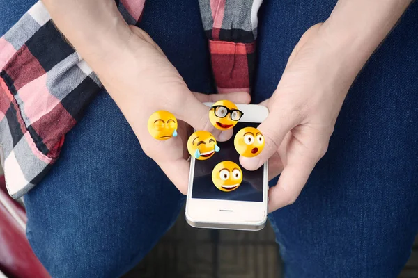 Emojis gönderme smartphone kullanan adam.