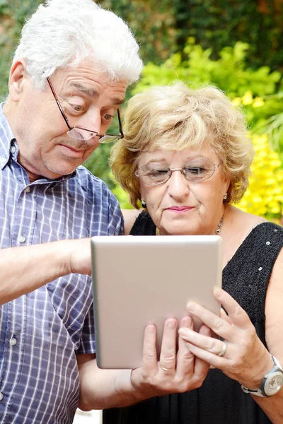 Yaşlı çift tablet kullanma. — Stok fotoğraf