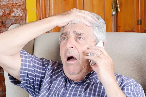 Oude Man praten over telefoon. — Stockfoto