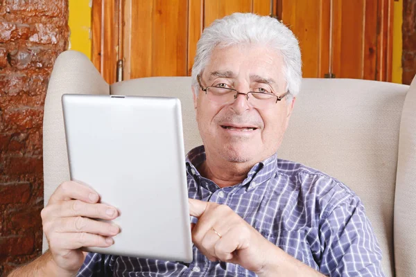 Yaşlı adam tablet kullanma. — Stok fotoğraf