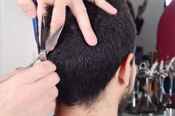 Jovem tendo um corte de cabelo com tesoura. — Fotografia de Stock