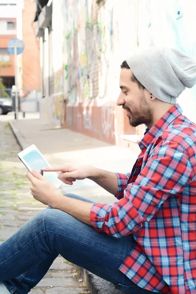 Latin man using a tablet. — Stock Photo, Image