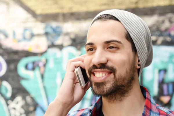 Молодой латинос разговаривает по телефону . — стоковое фото