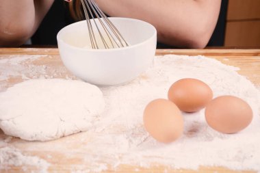 Bir hamur, yumurta ve bir kase.