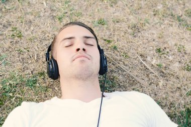 Kulaklıkla müzik dinleyen adam..