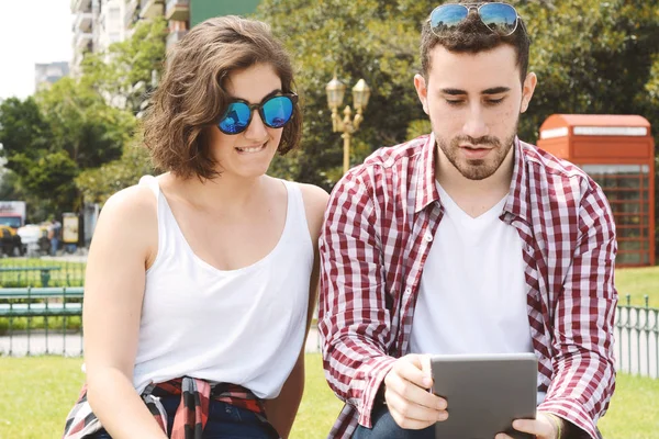 Paar nutzt digitales Tablet. — Stockfoto