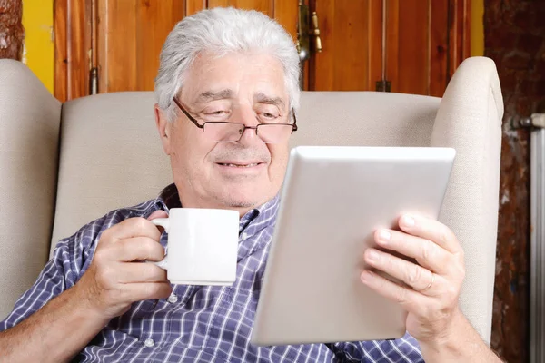 Man drinken koffie en het gebruik van Tablet PC. — Stockfoto