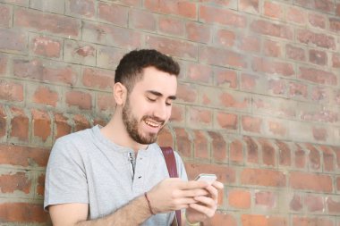 Latin adamın telefonunu yazarak.