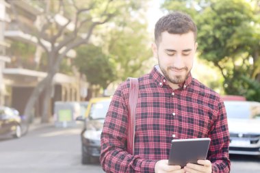 Dijital tablet kullanan adam.