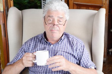 Yaşlı adam kahve içme.