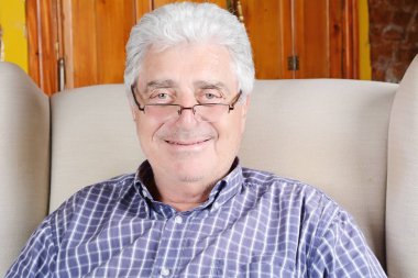 koltukta oturan yaşlı adam.