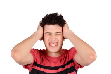 Adam kulaklarını kapatıyor..