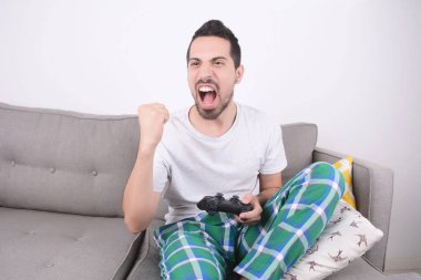 video oyunları oynarken adam.