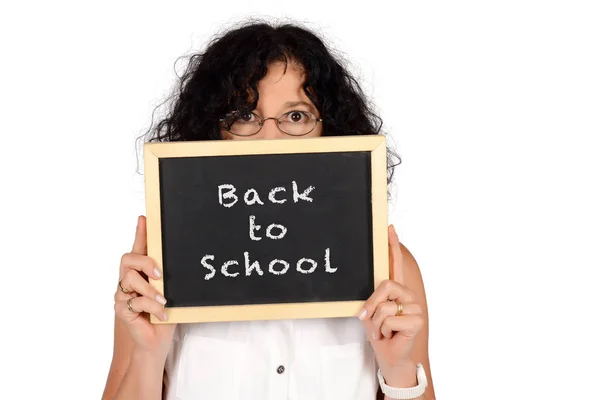 Skola lärare håller svarta tavlan med text tillbaka "till skolan". — Stockfoto