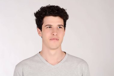 Genç latin adam yakın çekim.