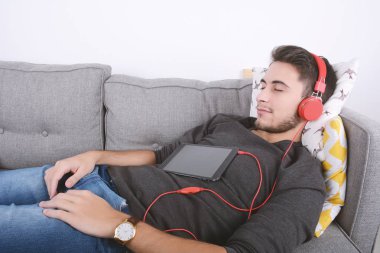 Adam tablet ile müzik dinleme.