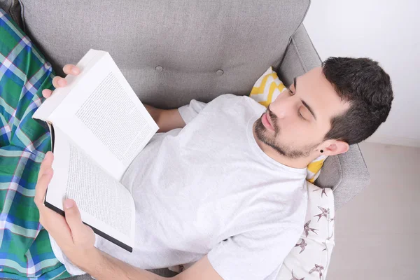 Ο άνθρωπος διαβάζει ένα βιβλίο. — Φωτογραφία Αρχείου